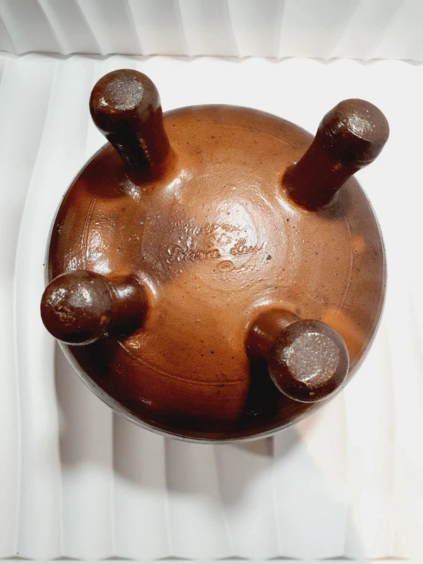 Pot chaudron tripode en grès émaillé vintage fait main avec couvercle et anses latérales, style déco rustique et campagnard.
