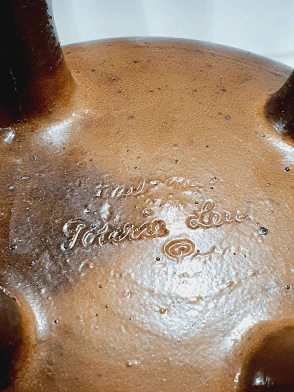 Pot chaudron tripode en grès émaillé vintage fait main avec couvercle et anses latérales, style déco rustique et campagnard.