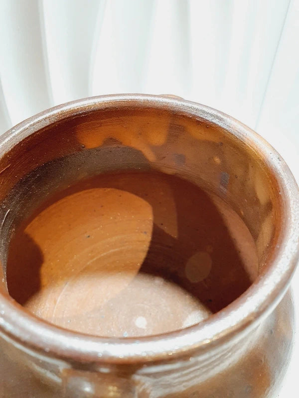 Pot chaudron tripode en grès émaillé vintage fait main avec couvercle et anses latérales, style déco rustique et campagnard.