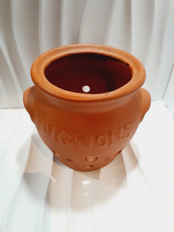Pot à oignons vintage en terre cuite naturelle des années 1970 avec inscription en relief Oignons et trous d'aération circulaires à la base