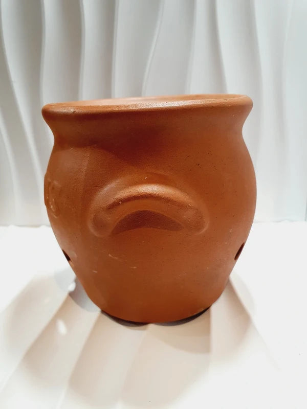 Pot à oignons vintage en terre cuite naturelle des années 1970 avec inscription en relief Oignons et trous d'aération circulaires à la base