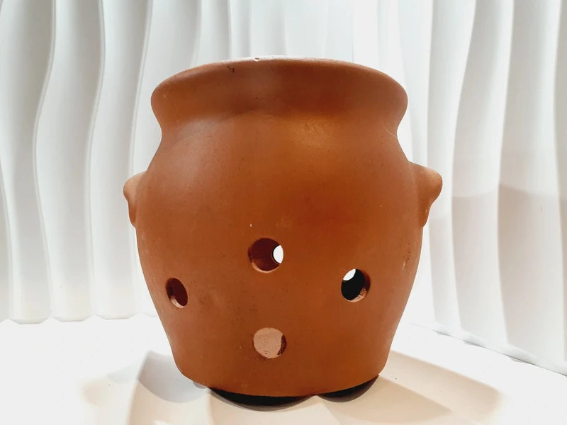 Pot à oignons vintage en terre cuite naturelle des années 1970 avec inscription en relief Oignons et trous d'aération circulaires à la base