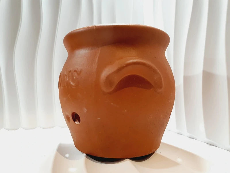 Pot à oignons vintage en terre cuite naturelle des années 1970 avec inscription en relief Oignons et trous d'aération circulaires à la base