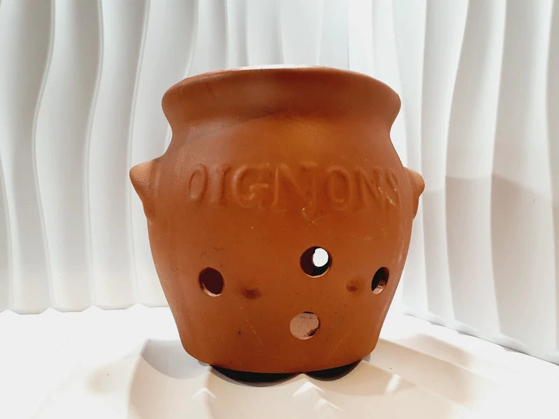 Pot à oignons vintage en terre cuite naturelle des années 1970 avec inscription en relief Oignons et trous d'aération circulaires à la base.