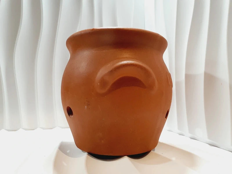 Pot à oignons vintage en terre cuite naturelle des années 1970 avec inscription en relief Oignons et trous d'aération circulaires à la base