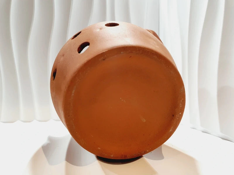 Pot à oignons vintage en terre cuite naturelle des années 1970 avec inscription en relief Oignons et trous d'aération circulaires à la base
