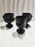 Lot de trois coquetiers poules vintage en verre opale noir de la marque Luminarc France, design rétro des années 1970 posés sur fond blanc.