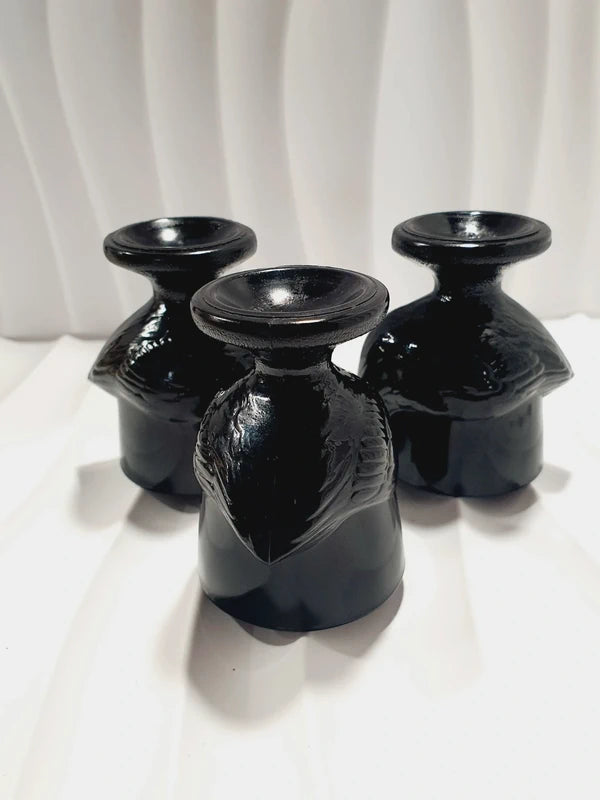 Lot de trois coquetiers poules vintage en verre opale noir de la marque Luminarc France, design rétro des années 1970 posés sur fond blanc.
