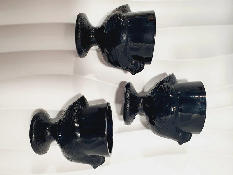 Lot de trois coquetiers poules vintage en verre opale noir de la marque Luminarc France, design rétro des années 1970 posés sur fond blanc.