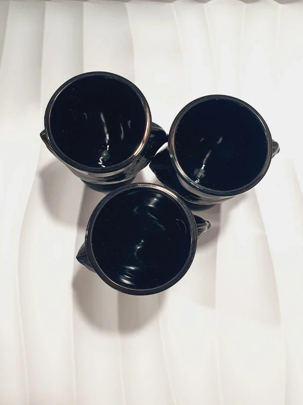Lot de trois coquetiers poules vintage en verre opale noir de la marque Luminarc France, design rétro des années 1970 posés sur fond blanc.