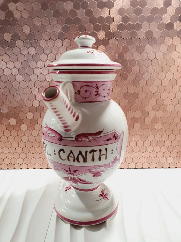 Chevrette à pharmacie ancienne en faïence d'art de Clamecy blanche et rose framboise avec son couvercle d'origine, de style XVIIIe siècle.