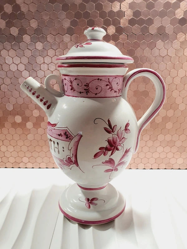 Chevrette à pharmacie ancienne en faïence d'art de Clamecy blanche et rose framboise avec son couvercle d'origine, de style XVIIIe siècle.