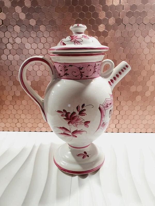 Chevrette à pharmacie ancienne en faïence d'art de Clamecy blanche et rose framboise avec son couvercle d'origine, de style XVIIIe siècle.