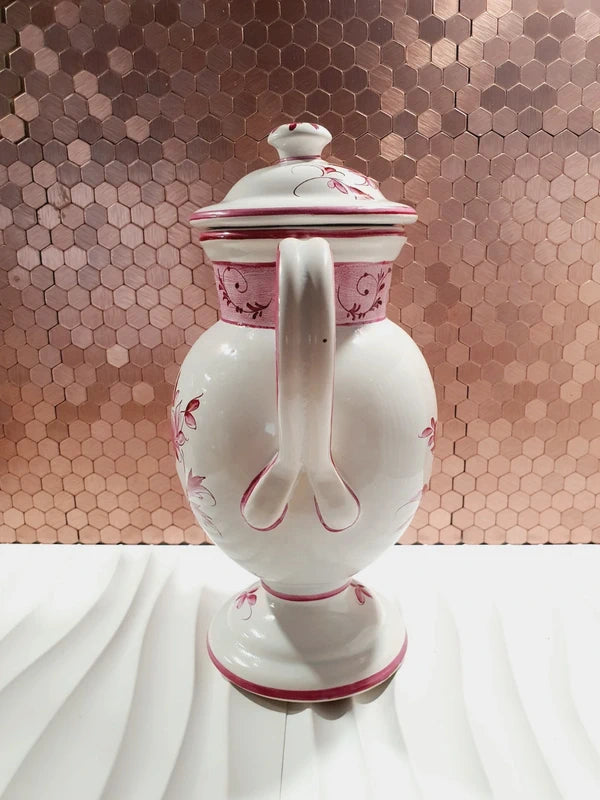 Chevrette à pharmacie ancienne en faïence d'art de Clamecy blanche et rose framboise avec son couvercle d'origine, de style XVIIIe siècle.