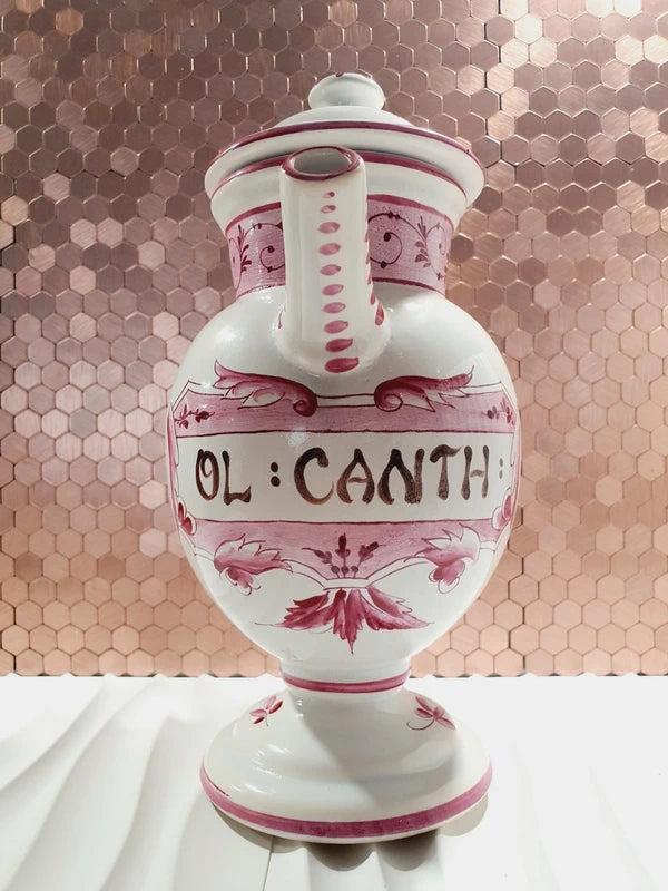 Chevrette à pharmacie ancienne en faïence d'art de Clamecy blanche et rose framboise avec son couvercle d'origine, de style XVIIIe siècle.