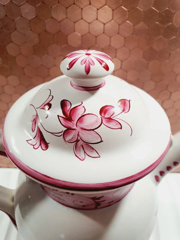 Chevrette à pharmacie ancienne en faïence d'art de Clamecy blanche et rose framboise avec son couvercle d'origine, de style XVIIIe siècle.