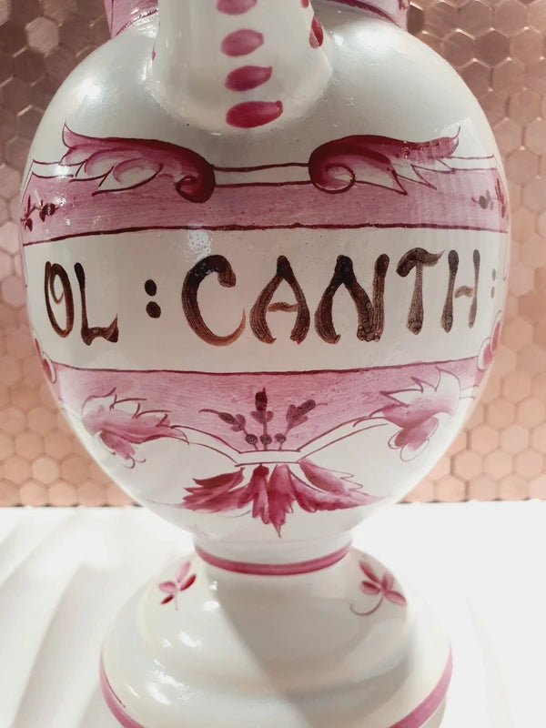 Chevrette à pharmacie ancienne en faïence d'art de Clamecy blanche et rose framboise avec son couvercle d'origine, de style XVIIIe siècle.