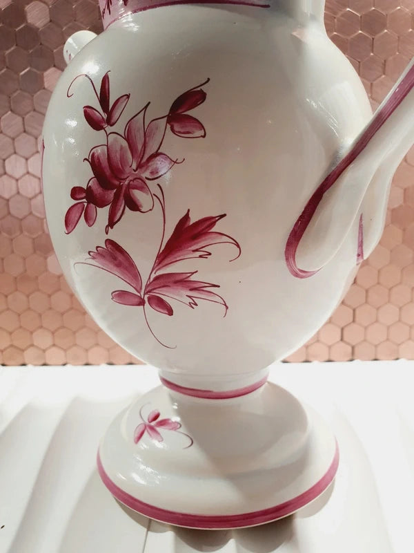 Chevrette à pharmacie ancienne en faïence d'art de Clamecy blanche et rose framboise avec son couvercle d'origine, de style XVIIIe siècle.