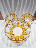 Service à dessert vintage en verre moulé épais jaune topaze ambré, comprenant un saladier central et six coupelles individuelles assorties, disposés sur une table pour un dressage rétro élégant.