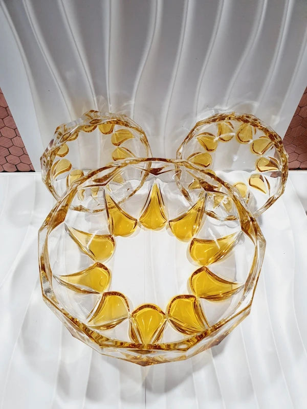 Service à dessert vintage en verre moulé épais jaune topaze ambré, comprenant un saladier central et six coupelles individuelles assorties, disposés sur une table pour un dressage rétro élégant.