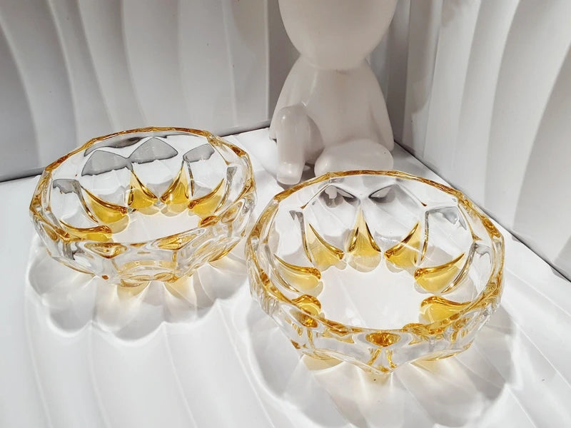 Service à dessert vintage en verre moulé épais jaune topaze ambré, comprenant un saladier central et six coupelles individuelles assorties, disposés sur une table pour un dressage rétro élégant.