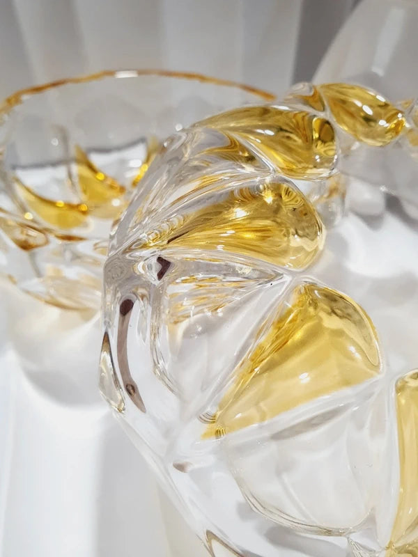 Service à dessert vintage en verre moulé épais jaune topaze ambré, comprenant un saladier central et six coupelles individuelles assorties, disposés sur une table pour un dressage rétro élégant.