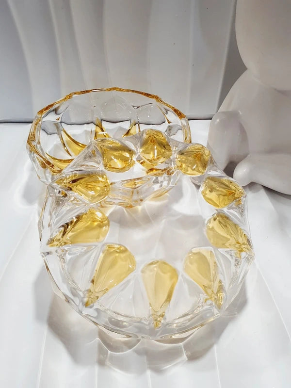 Service à dessert vintage en verre moulé épais jaune topaze ambré, comprenant un saladier central et six coupelles individuelles assorties, disposés sur une table pour un dressage rétro élégant.