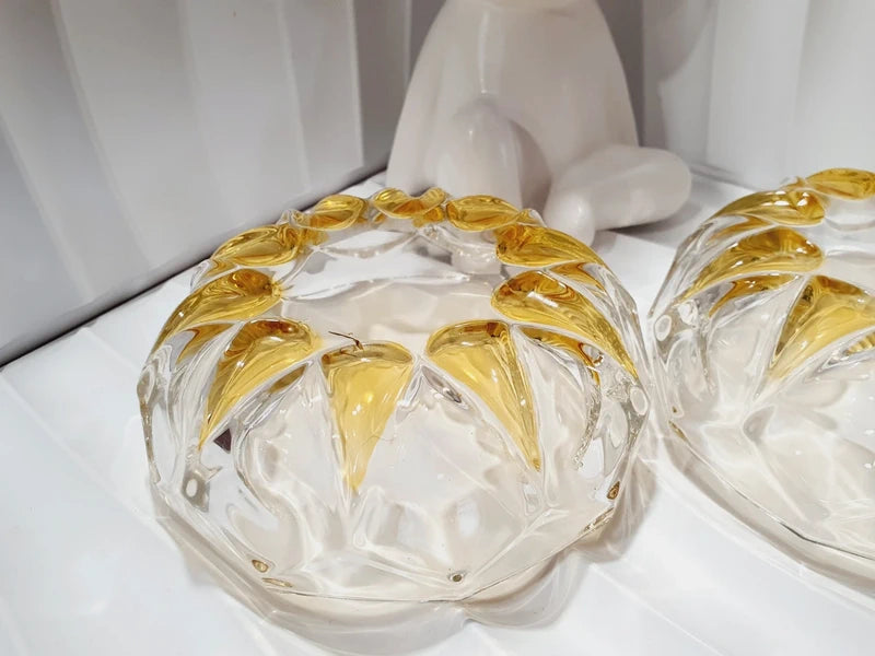 Service à dessert vintage en verre moulé épais jaune topaze ambré, comprenant un saladier central et six coupelles individuelles assorties, disposés sur une table pour un dressage rétro élégant.