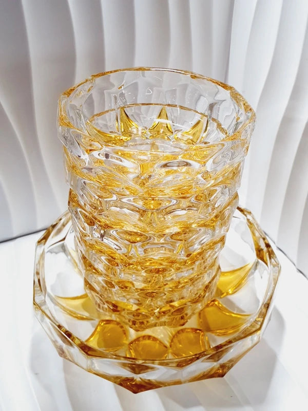 Service à dessert vintage en verre moulé épais jaune topaze ambré, comprenant un saladier central et six coupelles individuelles assorties, disposés sur une table pour un dressage rétro élégant.
