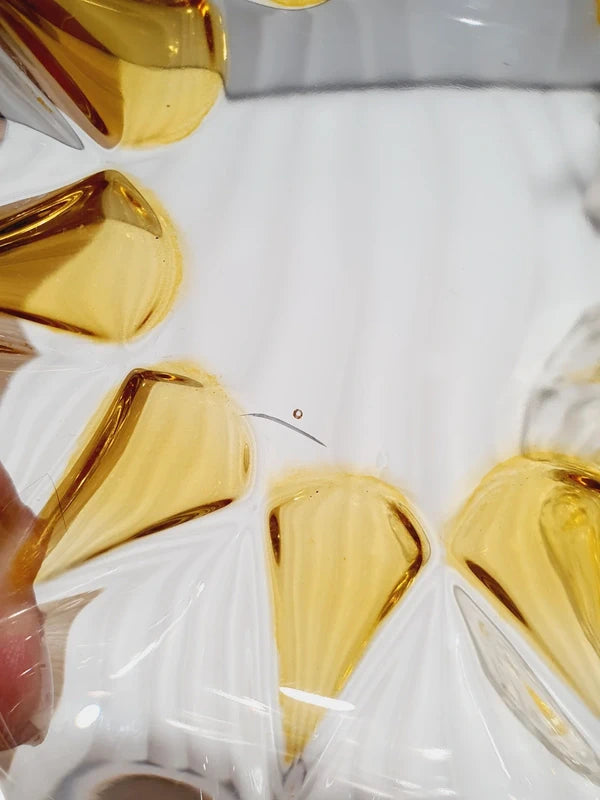 Service à dessert vintage en verre moulé épais jaune topaze ambré, comprenant un saladier central et six coupelles individuelles assorties, disposés sur une table pour un dressage rétro élégant.