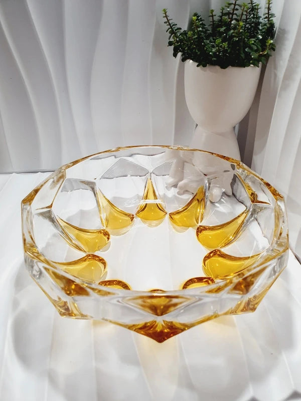 Service à dessert vintage en verre moulé épais jaune topaze ambré, comprenant un saladier central et six coupelles individuelles assorties, disposés sur une table pour un dressage rétro élégant.