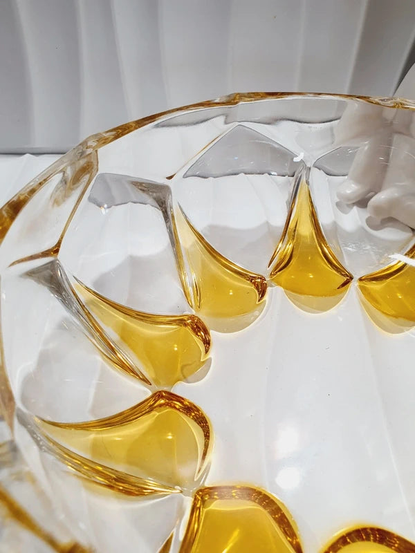 Service à dessert vintage en verre moulé épais jaune topaze ambré, comprenant un saladier central et six coupelles individuelles assorties, disposés sur une table pour un dressage rétro élégant.