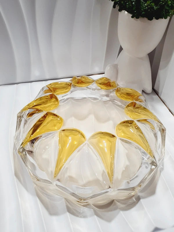 Service à dessert vintage en verre moulé épais jaune topaze ambré, comprenant un saladier central et six coupelles individuelles assorties, disposés sur une table pour un dressage rétro élégant.