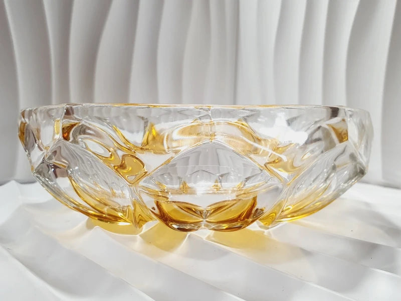 Service à dessert vintage en verre moulé épais jaune topaze ambré, comprenant un saladier central et six coupelles individuelles assorties, disposés sur une table pour un dressage rétro élégant.