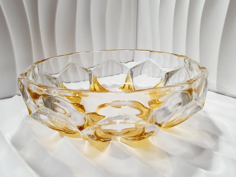 Service à dessert vintage en verre moulé épais jaune topaze ambré, comprenant un saladier central et six coupelles individuelles assorties, disposés sur une table pour un dressage rétro élégant.