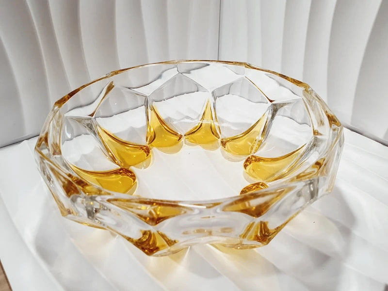 Service à dessert vintage en verre moulé épais jaune topaze ambré, comprenant un saladier central et six coupelles individuelles assorties, disposés sur une table pour un dressage rétro élégant.