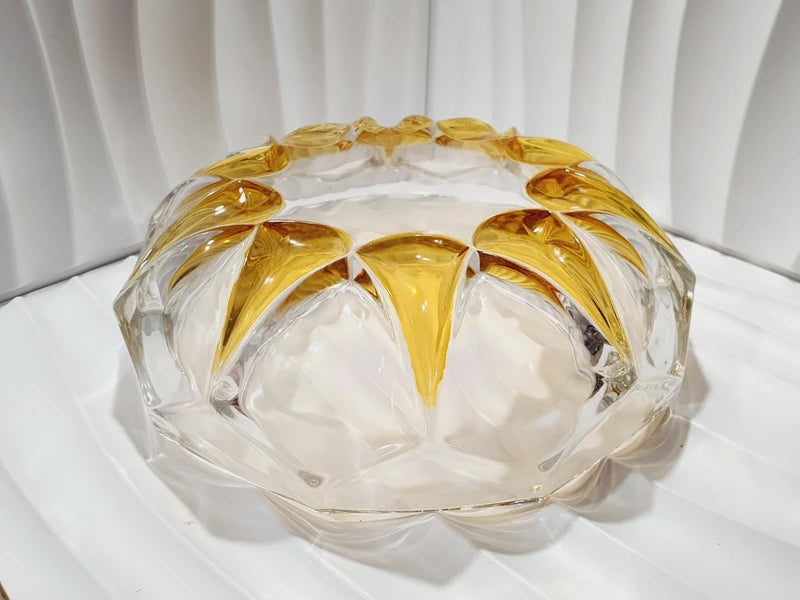 Service à dessert vintage en verre moulé épais jaune topaze ambré, comprenant un saladier central et six coupelles individuelles assorties, disposés sur une table pour un dressage rétro élégant.