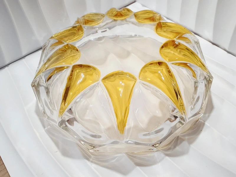 Service à dessert vintage en verre moulé épais jaune topaze ambré, comprenant un saladier central et six coupelles individuelles assorties, disposés sur une table pour un dressage rétro élégant.