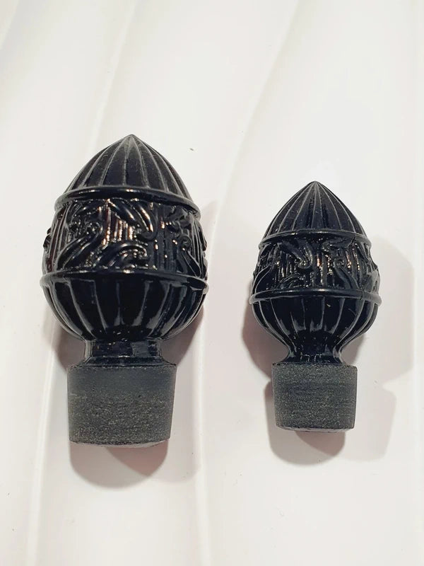 Duo de flacons de toilette Art Déco de 1930 en verre pressé moulé jaspé orange rouge jaune avec bouchons noirs facettés.