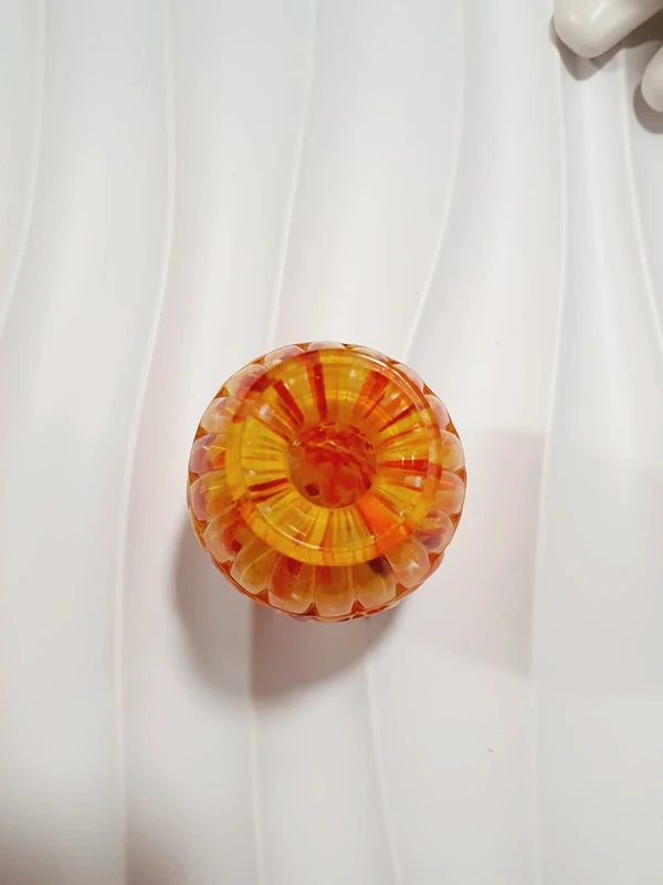 Duo de flacons de toilette Art Déco de 1930 en verre pressé moulé jaspé orange rouge jaune avec bouchons noirs facettés.