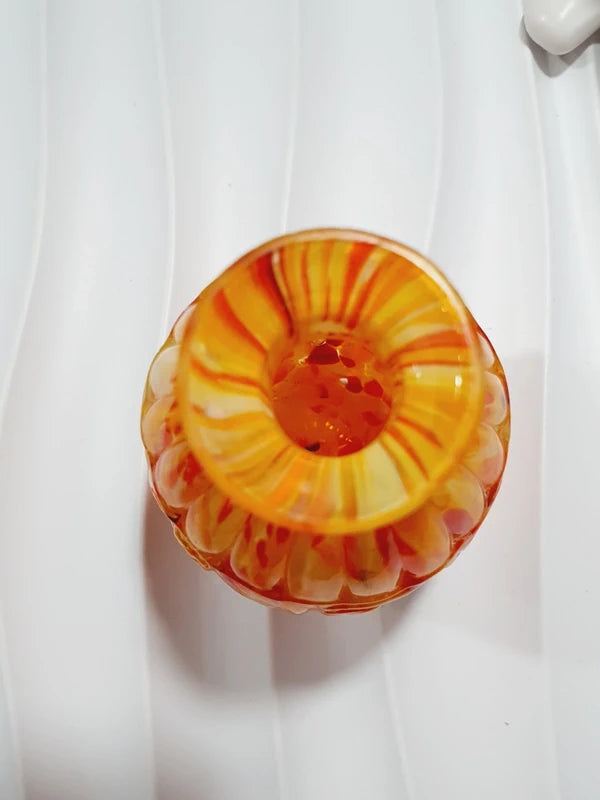 Duo de flacons de toilette Art Déco de 1930 en verre pressé moulé jaspé orange rouge jaune avec bouchons noirs facettés.