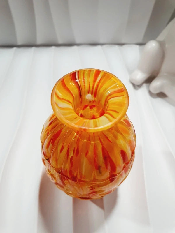 Duo de flacons de toilette Art Déco de 1930 en verre pressé moulé jaspé orange rouge jaune avec bouchons noirs facettés.