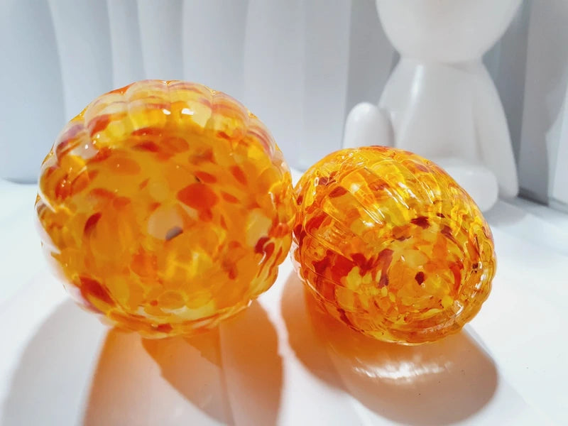 Duo de flacons de toilette Art Déco de 1930 en verre pressé moulé jaspé orange rouge jaune avec bouchons noirs facettés.