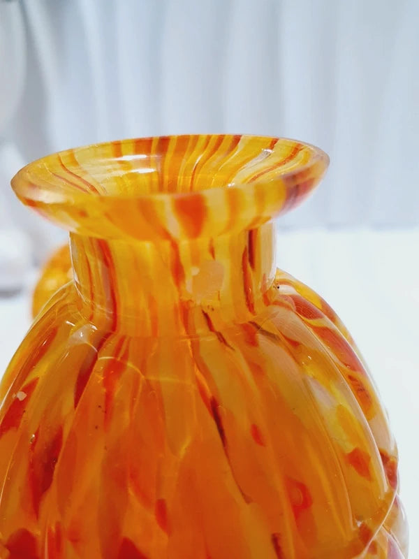Duo de flacons de toilette Art Déco de 1930 en verre pressé moulé jaspé orange rouge jaune avec bouchons noirs facettés.