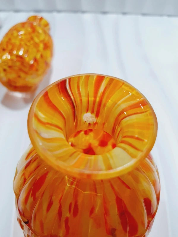 Duo de flacons de toilette Art Déco de 1930 en verre pressé moulé jaspé orange rouge jaune avec bouchons noirs facettés.