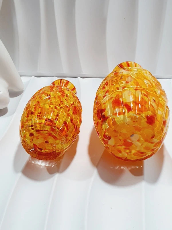 Duo de flacons de toilette Art Déco de 1930 en verre pressé moulé jaspé orange rouge jaune avec bouchons noirs facettés.