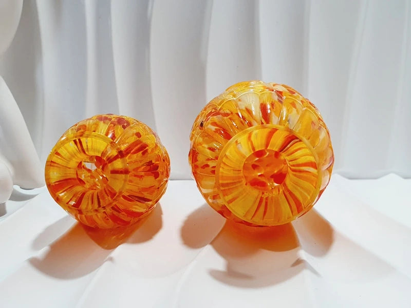 Duo de flacons de toilette Art Déco de 1930 en verre pressé moulé jaspé orange rouge jaune avec bouchons noirs facettés.