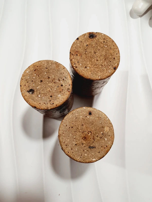 Lot de 3 petits gobelets cylindriques en grès pyrité vintage fait main des années 1970 aux nuances ocres et brunes mouchetées avec une finition vernissée brillante.
