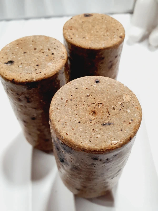 Lot de 3 petits gobelets cylindriques en grès pyrité vintage fait main des années 1970 aux nuances ocres et brunes mouchetées avec une finition vernissée brillante.