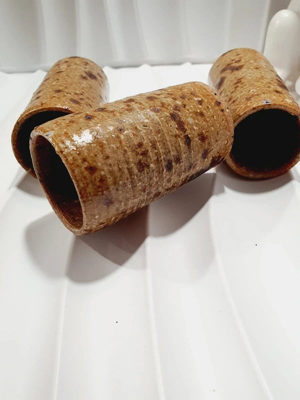 Lot de 3 petits gobelets cylindriques en grès pyrité vintage fait main des années 1970 aux nuances ocres et brunes mouchetées avec une finition vernissée brillante.